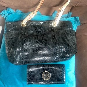 Michael Kors matching purse and wallet✨